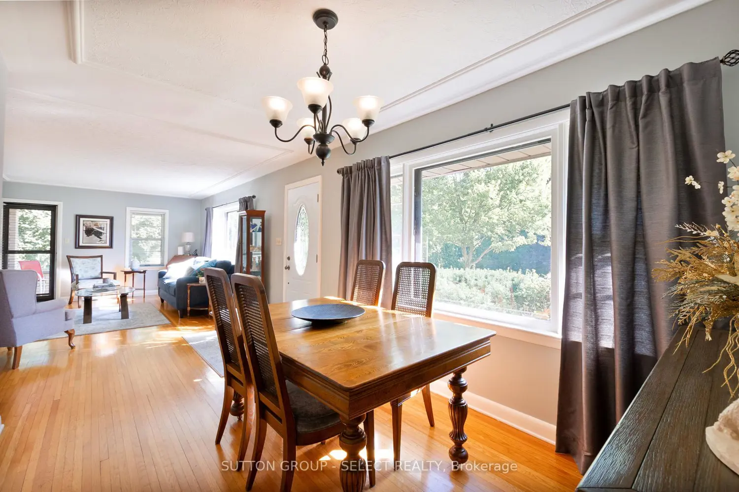 714 Springbank Drive photo 5