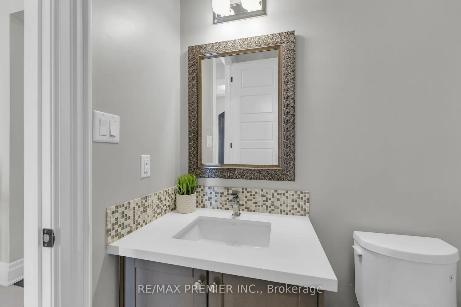 14 King Boulevard photo 3