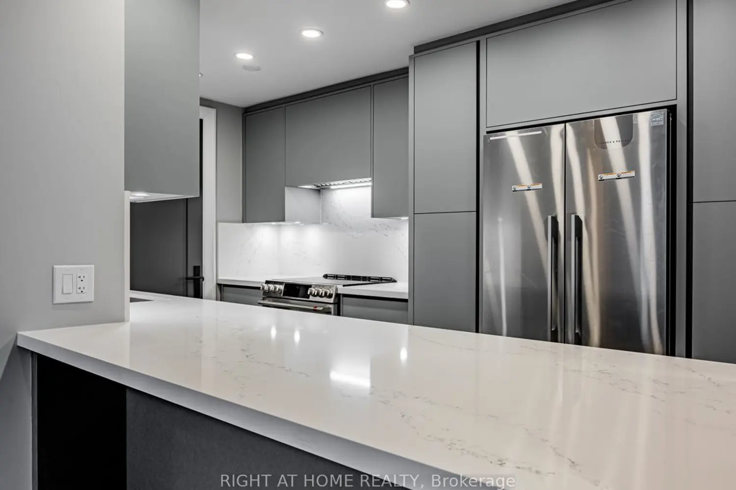 45 Carlton Street 1704 photo 5