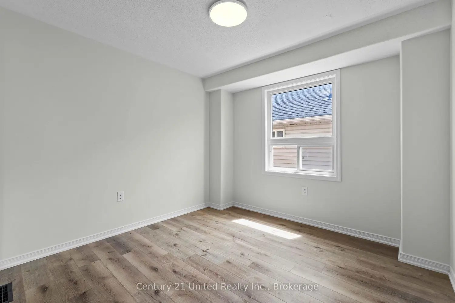 525 Clancy Crescent photo 4
