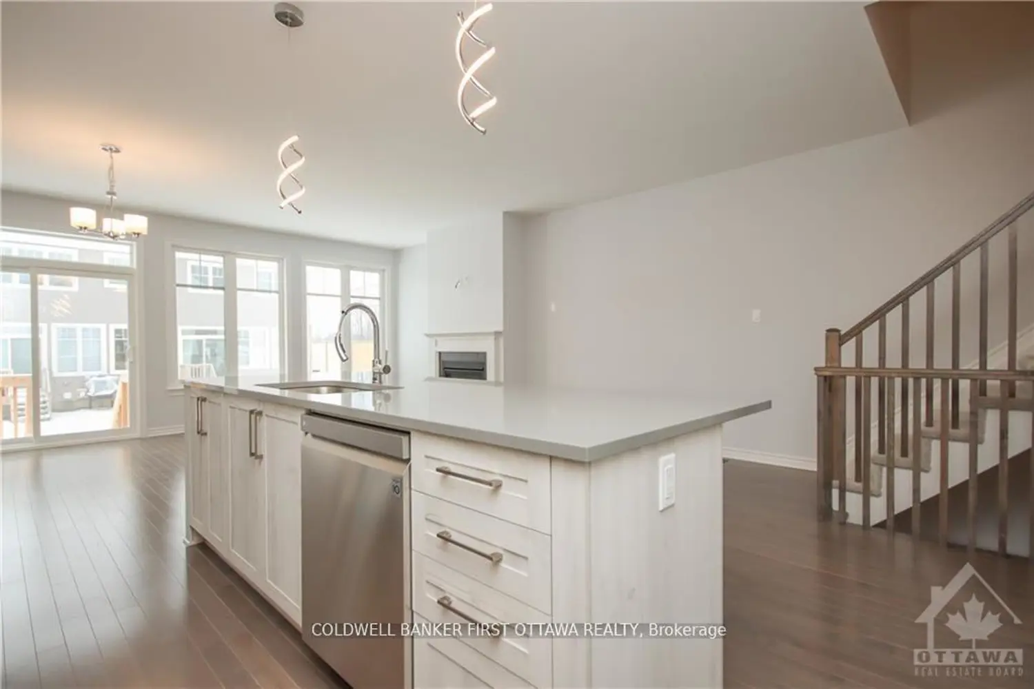 144 Angelonia Crescent photo 5