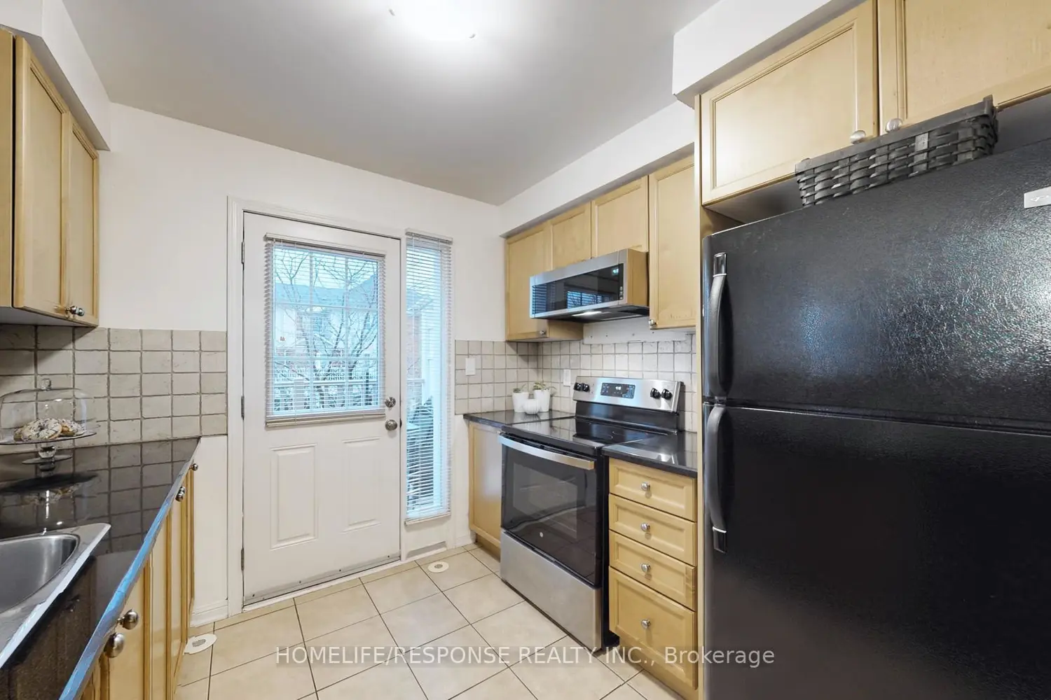 931 Deverell Place photo 4