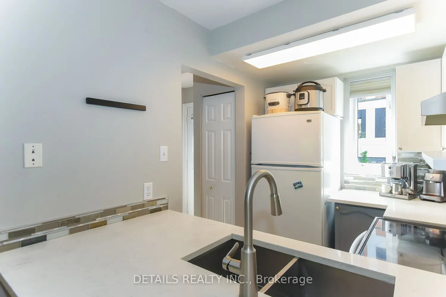 158 Forward Avenue photo 4