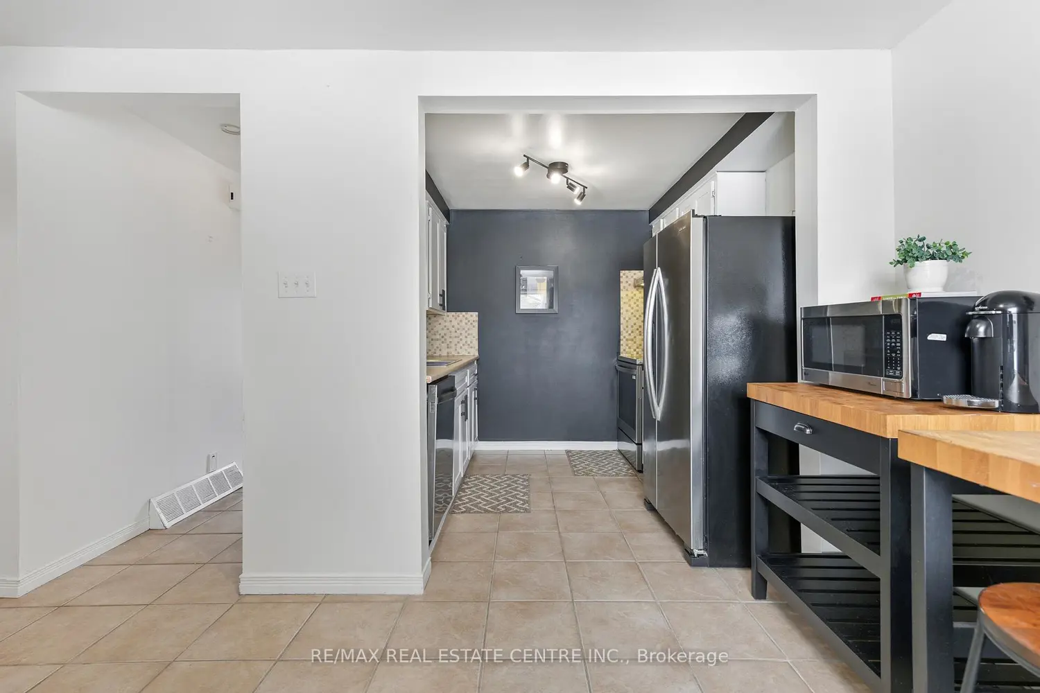 210 Glamis Road 22 photo 2