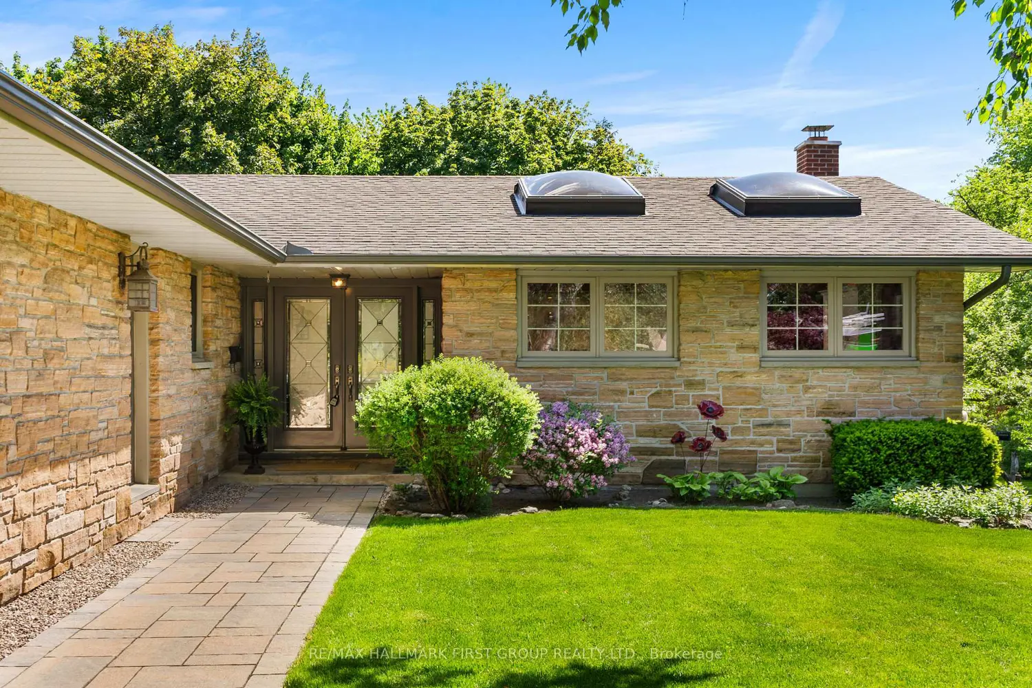 1889 Appleview Road photo 3
