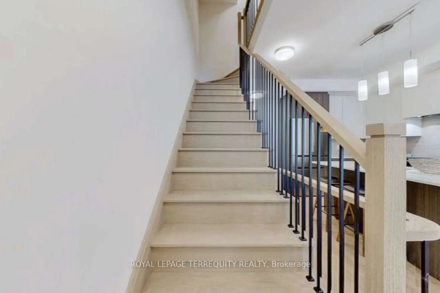 150 Alton Crescent photo 4