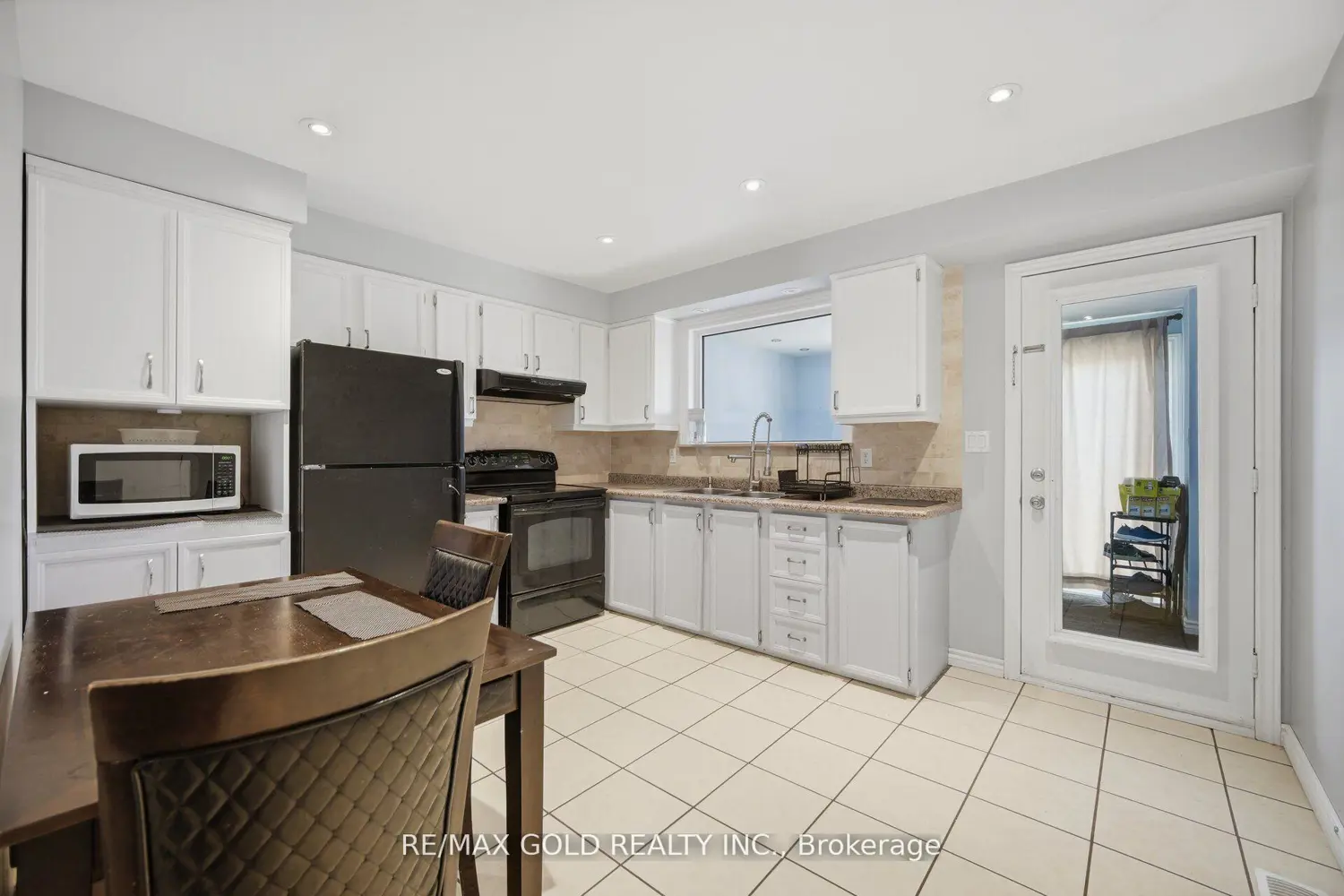 784 Douglas Street photo 2