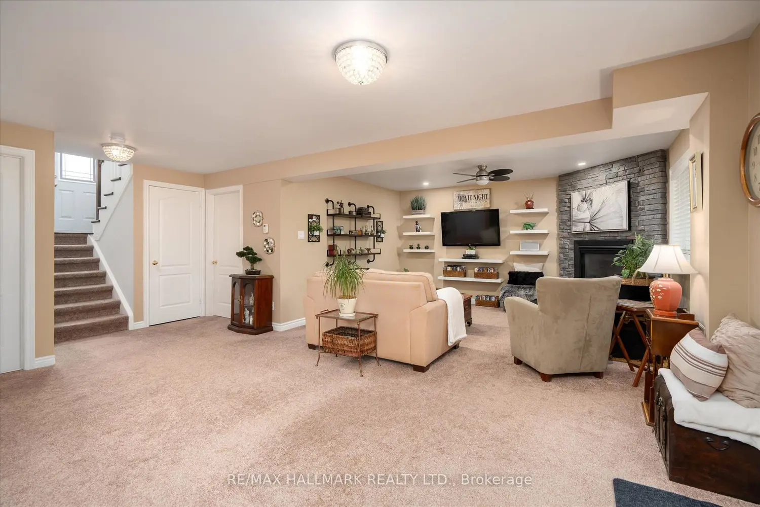 1044 Riddell Avenue photo 4