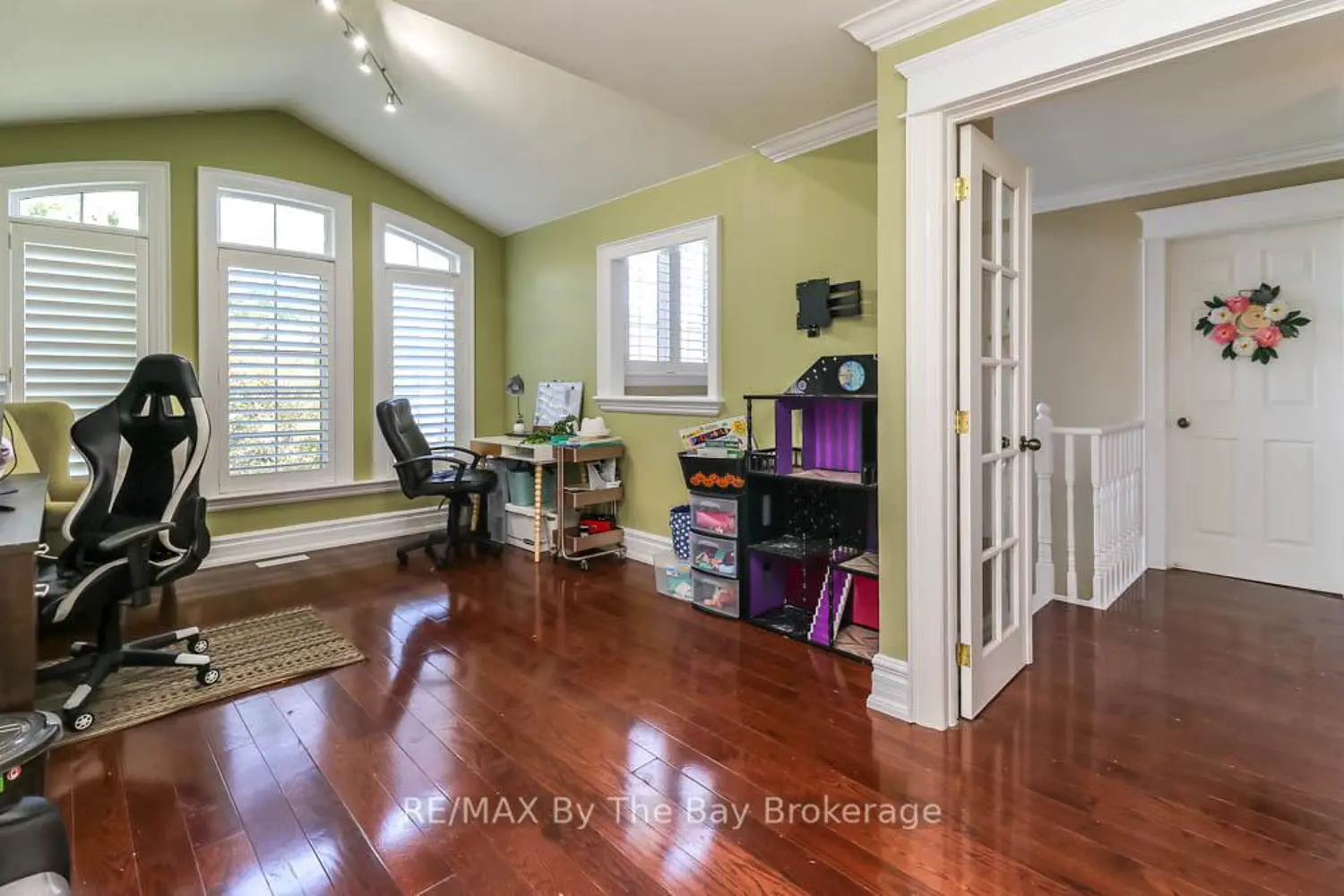 121 Royal Beech Drive photo 3