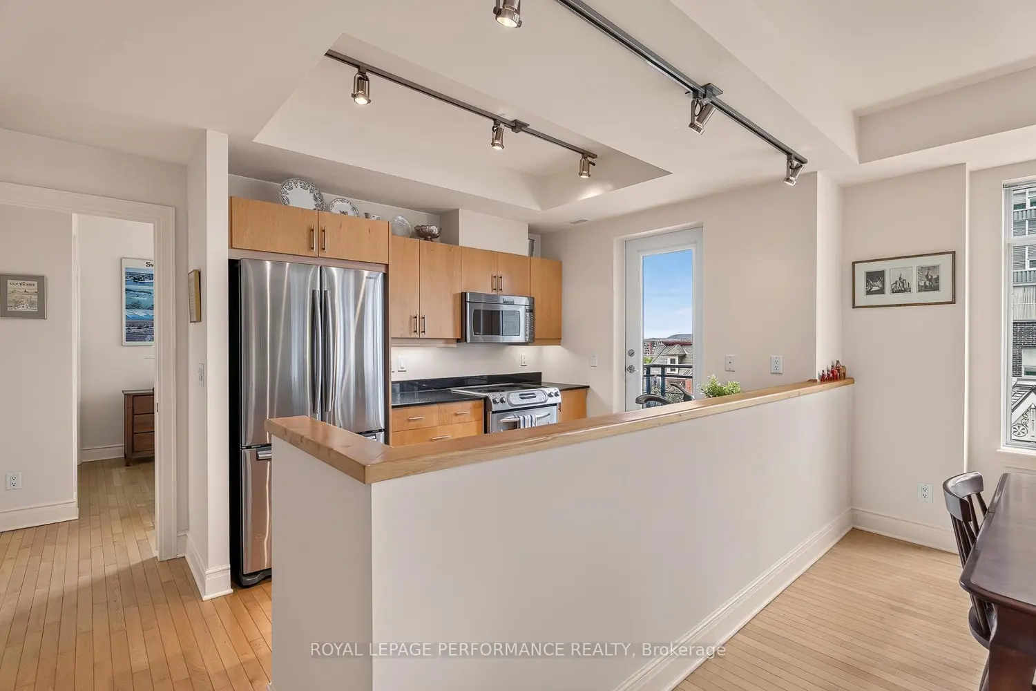 85 Bronson Avenue 503 photo 2