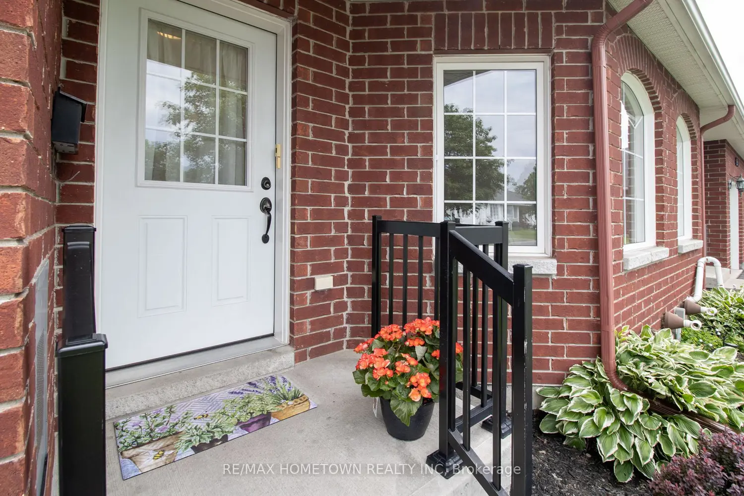 155 Steacy Gardens photo 2
