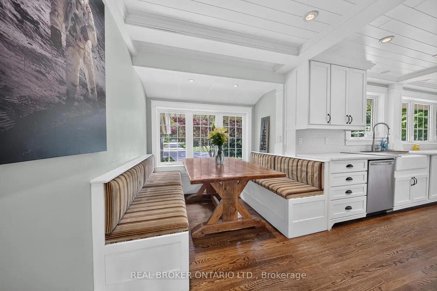 760 Kingsway Drive photo 2