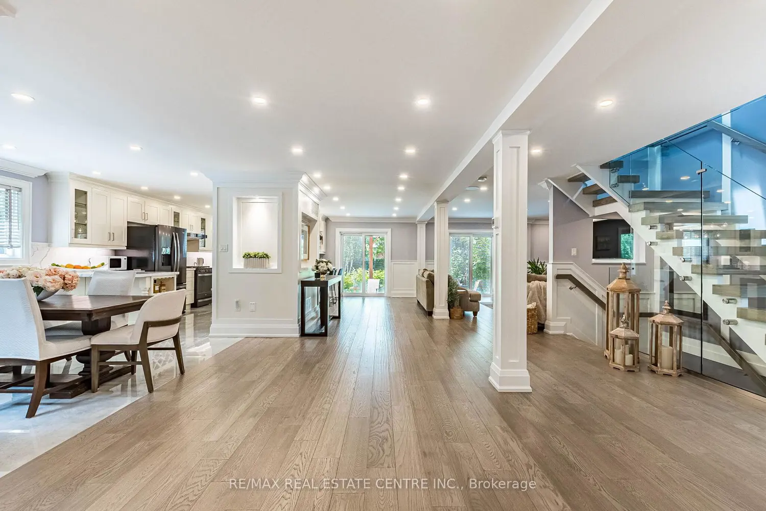 680 Bookham Crescent photo 2