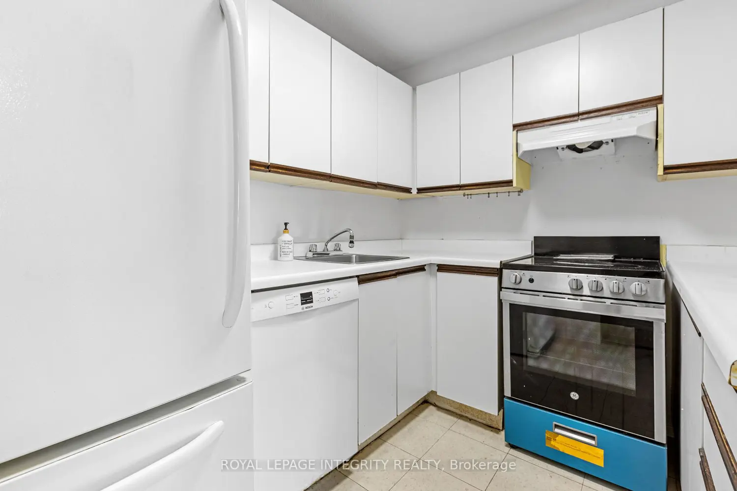 475 Laurier Avenue 2001 photo 3