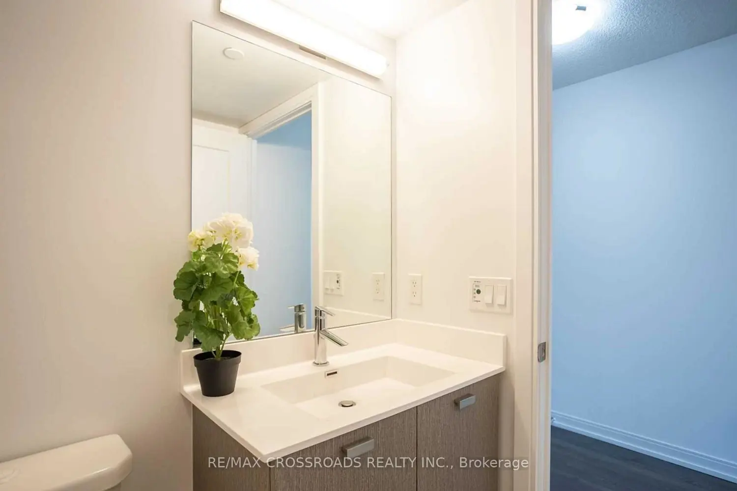 275 Village Green Square 525 photo 4