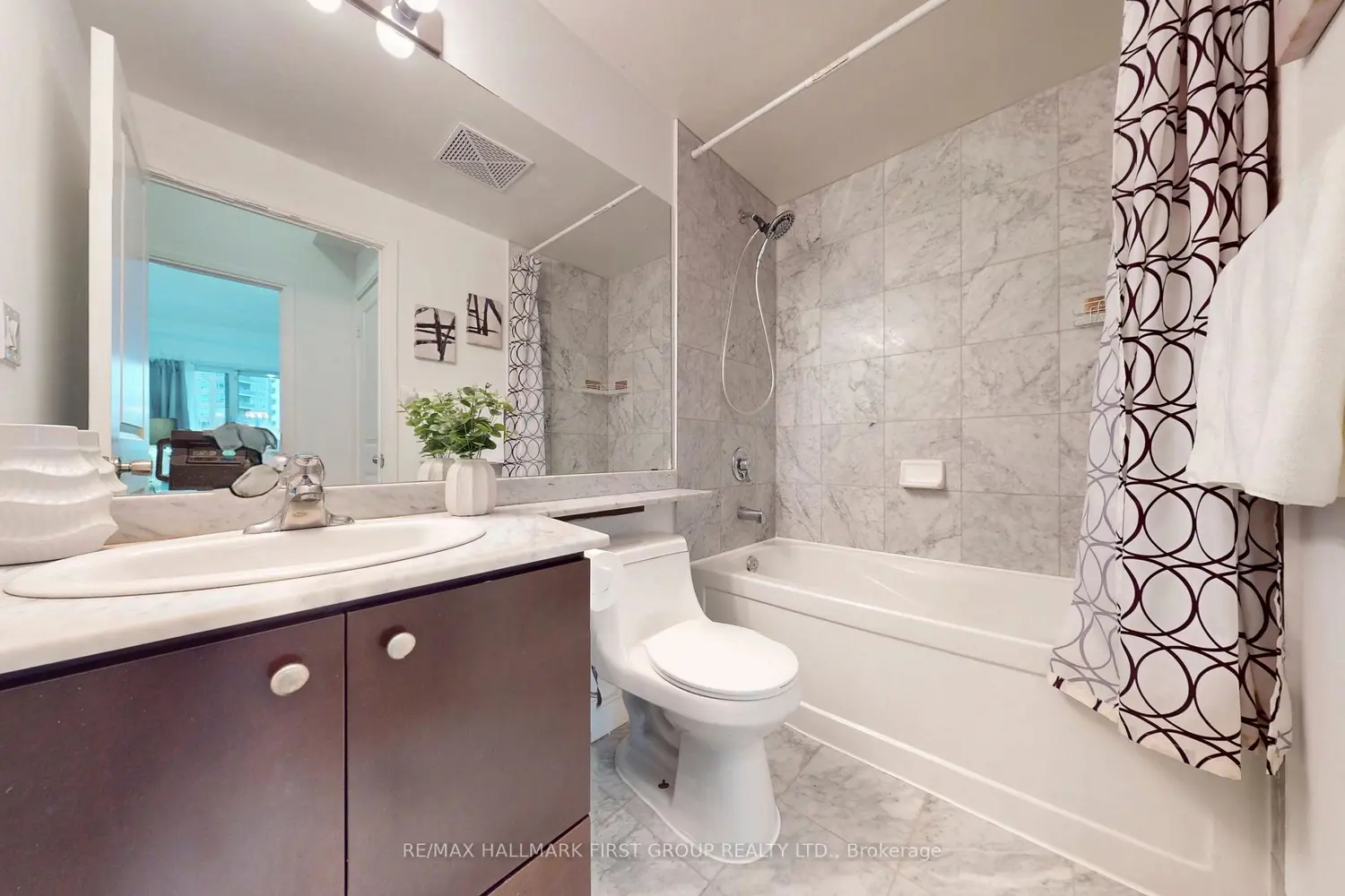 50 Absolute Avenue 603 photo 3