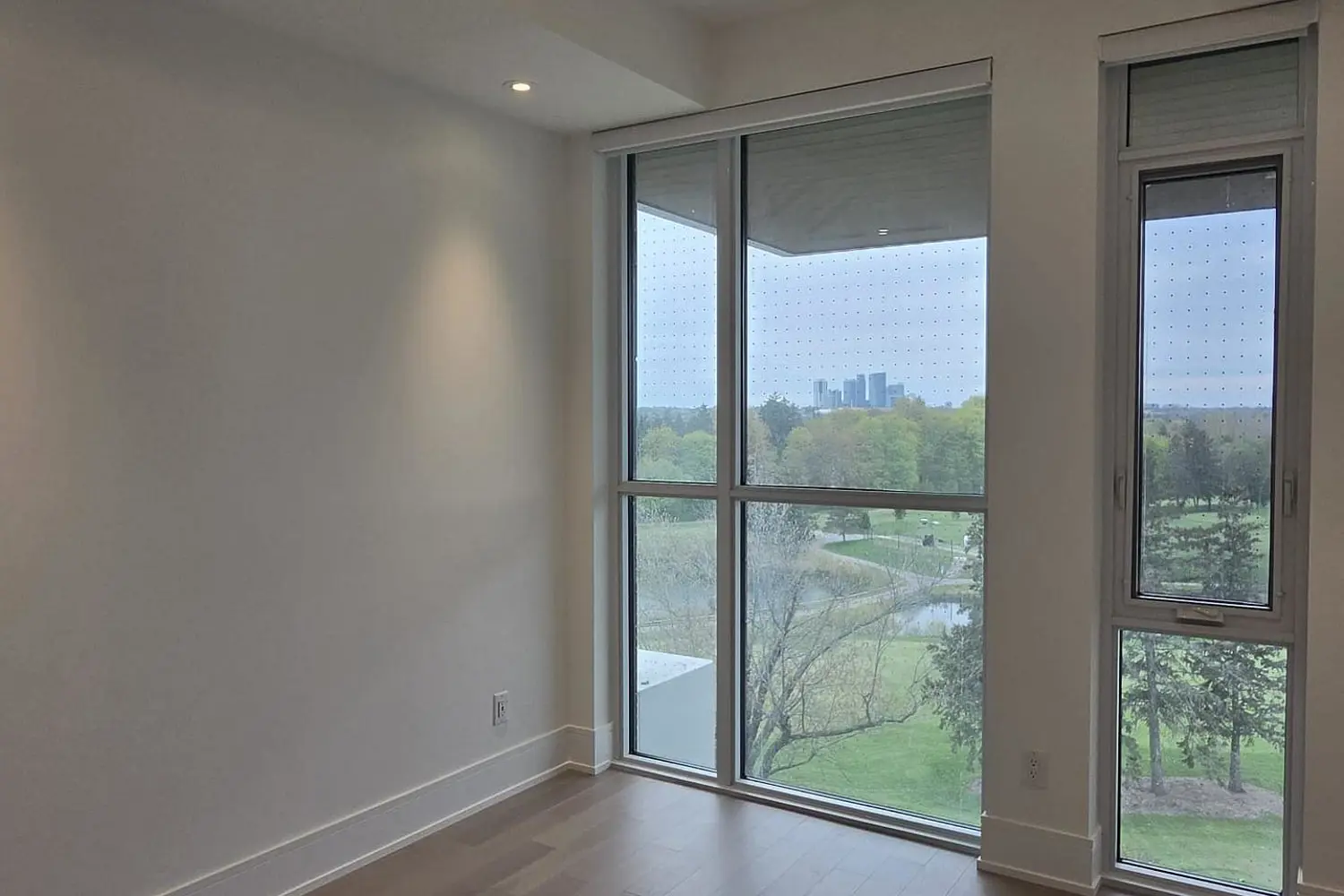 399 Royal Orchard Boulevard 519 photo 3