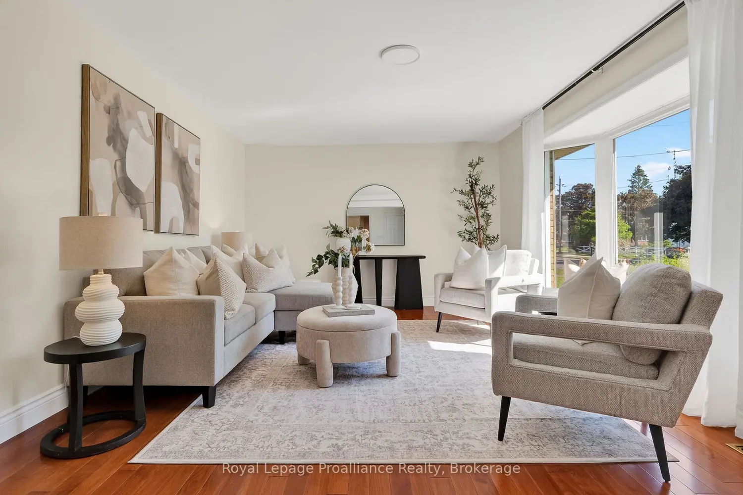 951 D'arcy Street photo 2