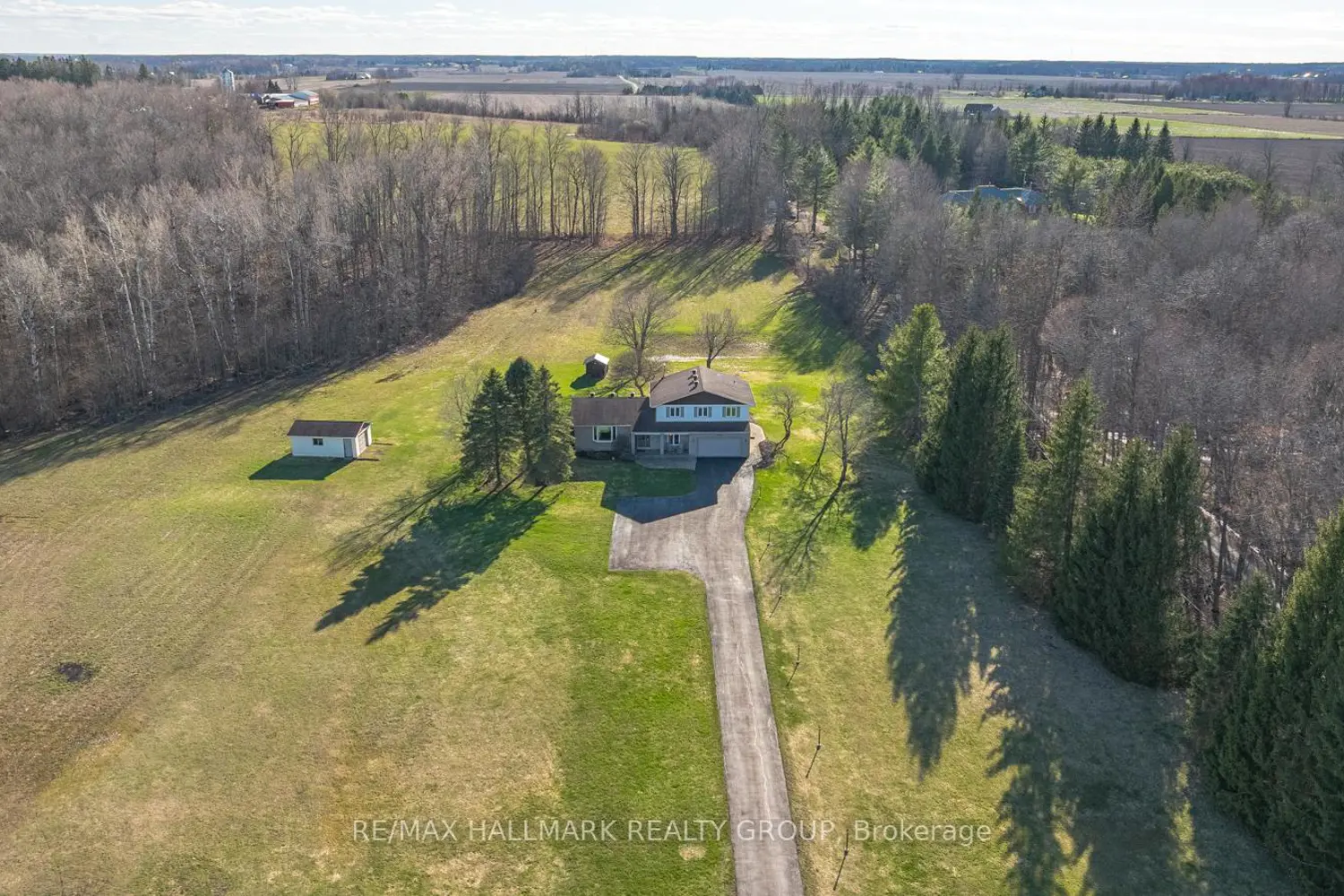 1376 Macdonald Road photo 3