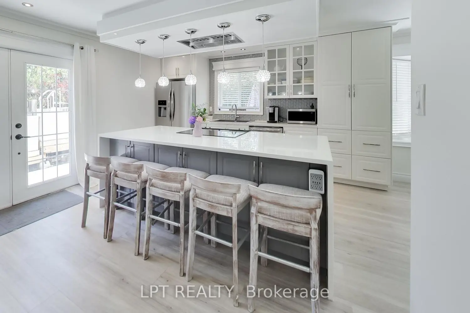 2482 Snowhill Court photo 2