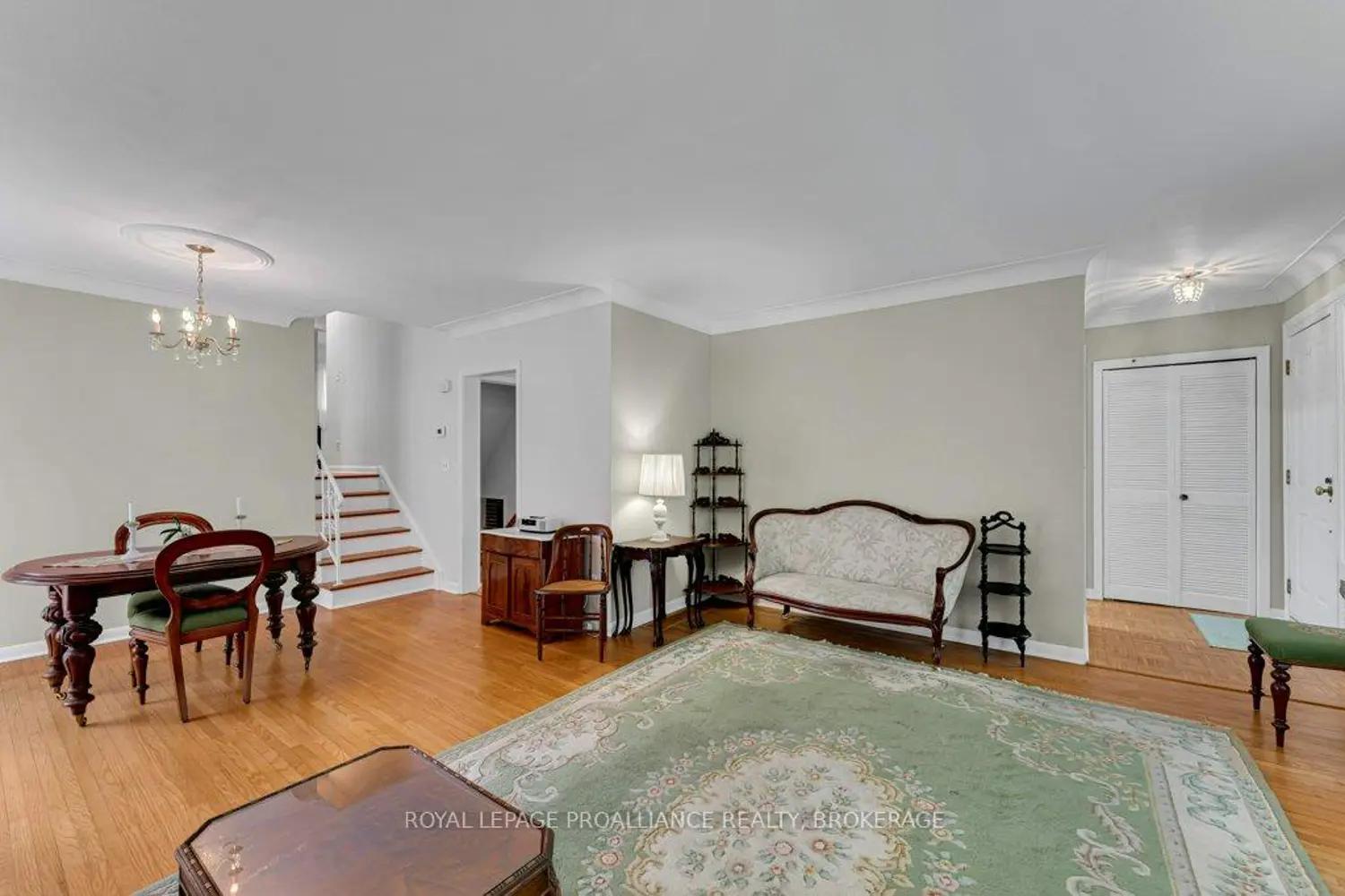 148 Campbell Crescent photo 4