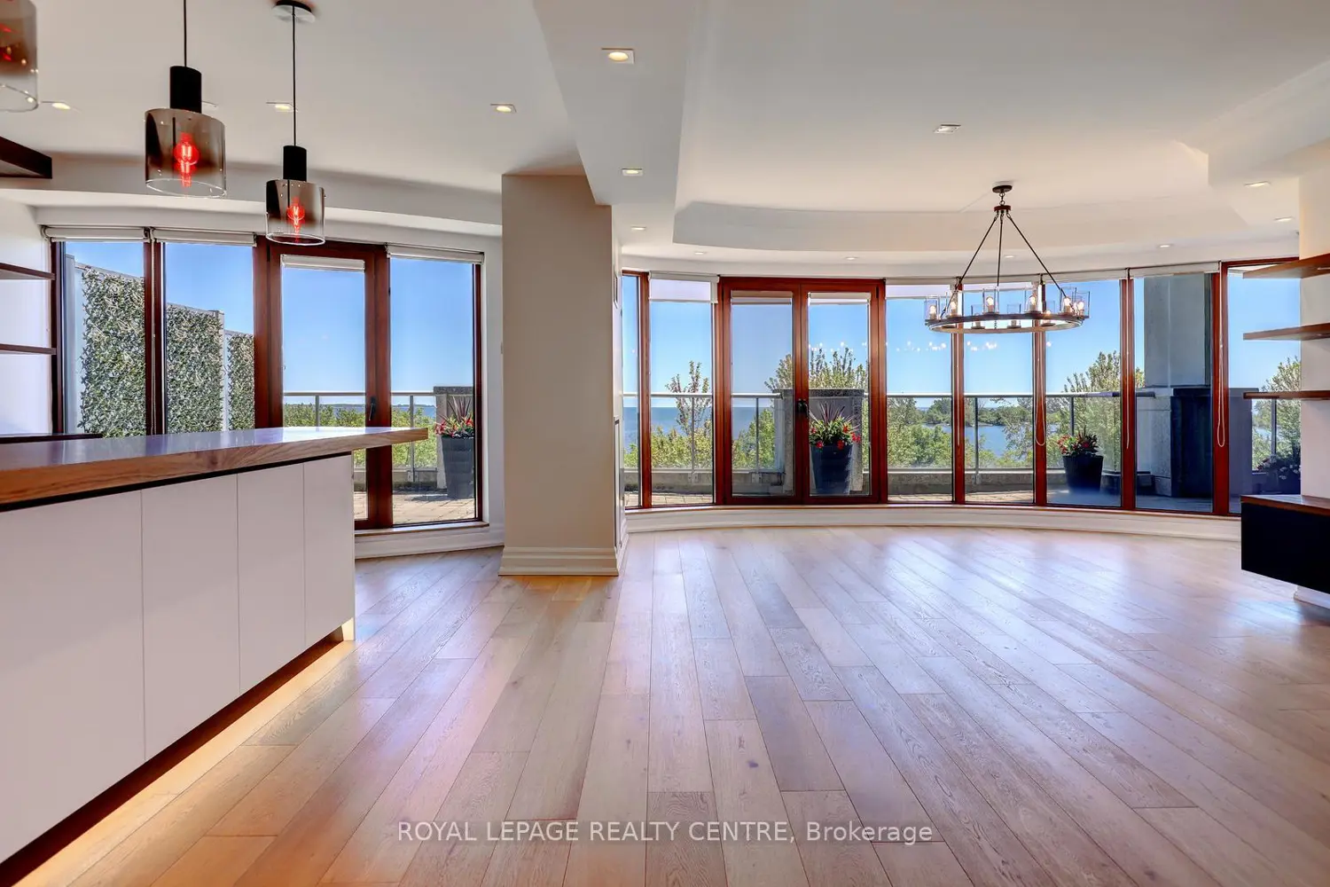 2095 Lake Shore Boulevard 318 photo 4