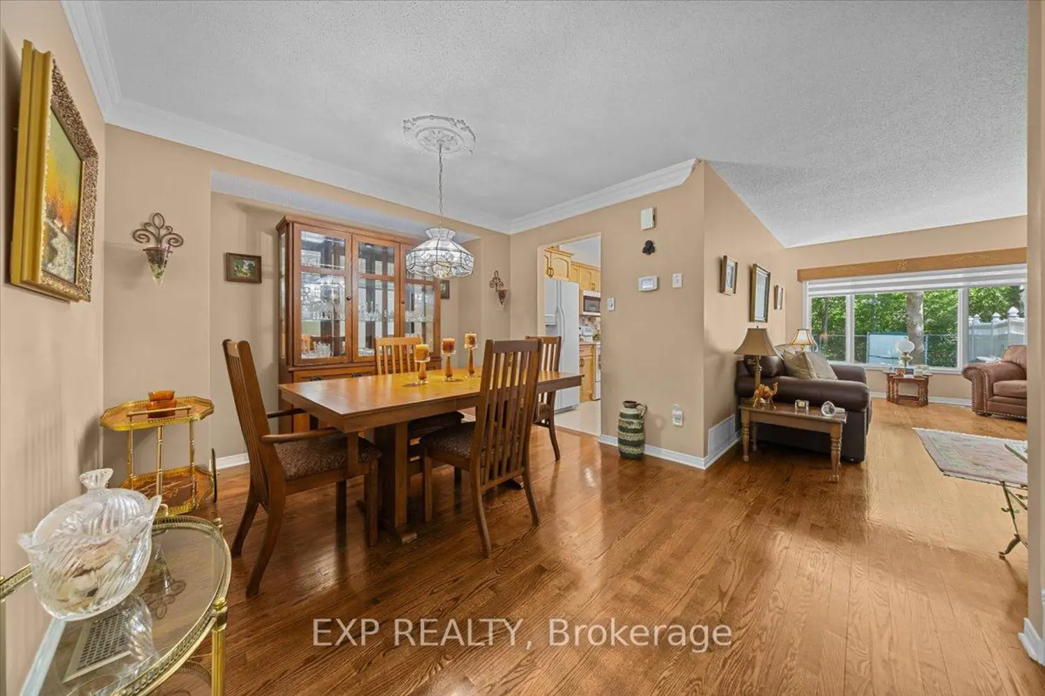494 Lawler Crescent photo 4