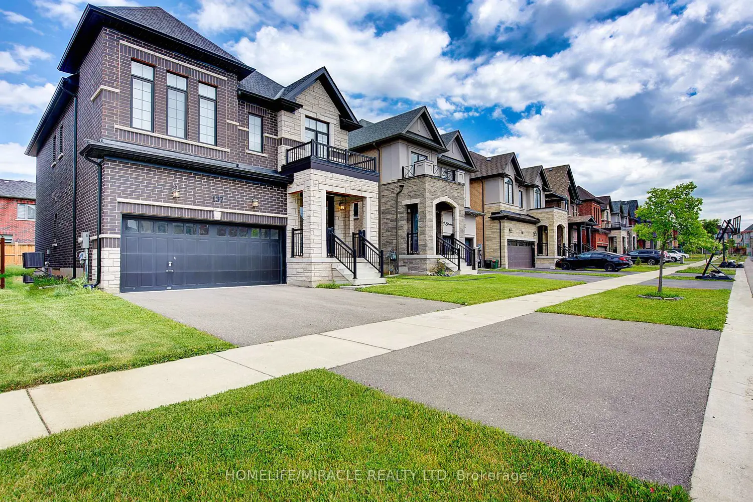 137 Silverwood Crescent photo 2