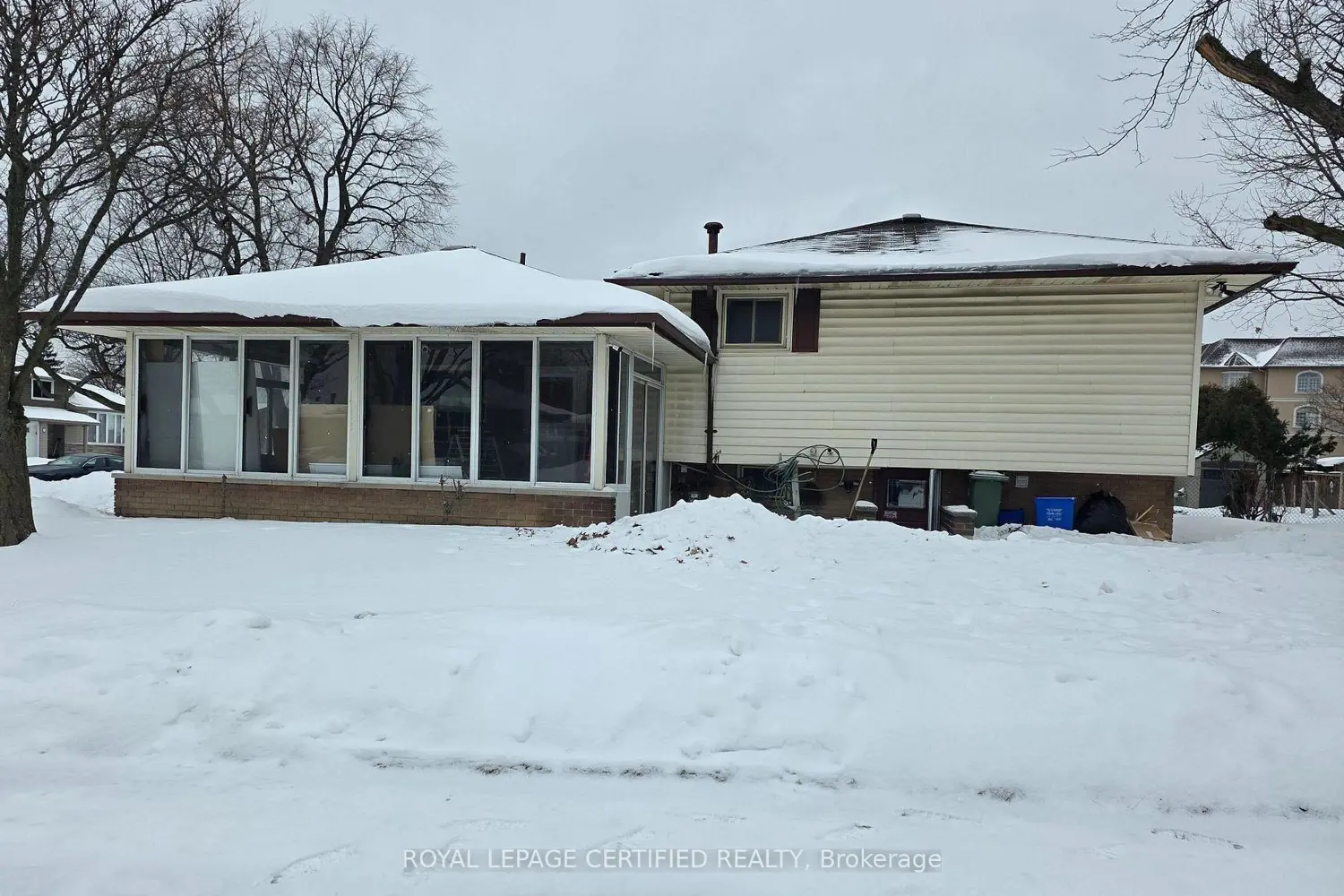 2 Rideau Crescent photo 2