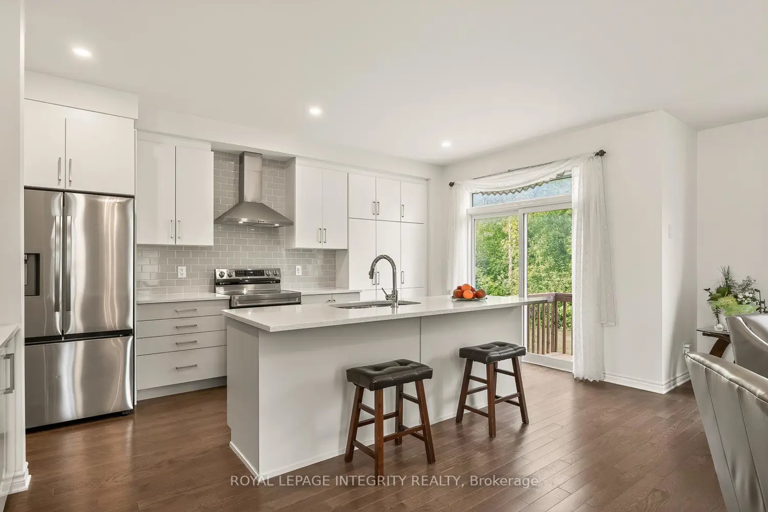 655 Persimmon Way photo 4