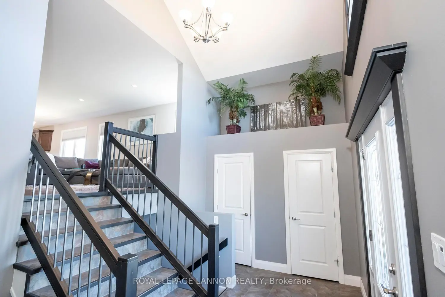 218 Sunflower Street photo 2