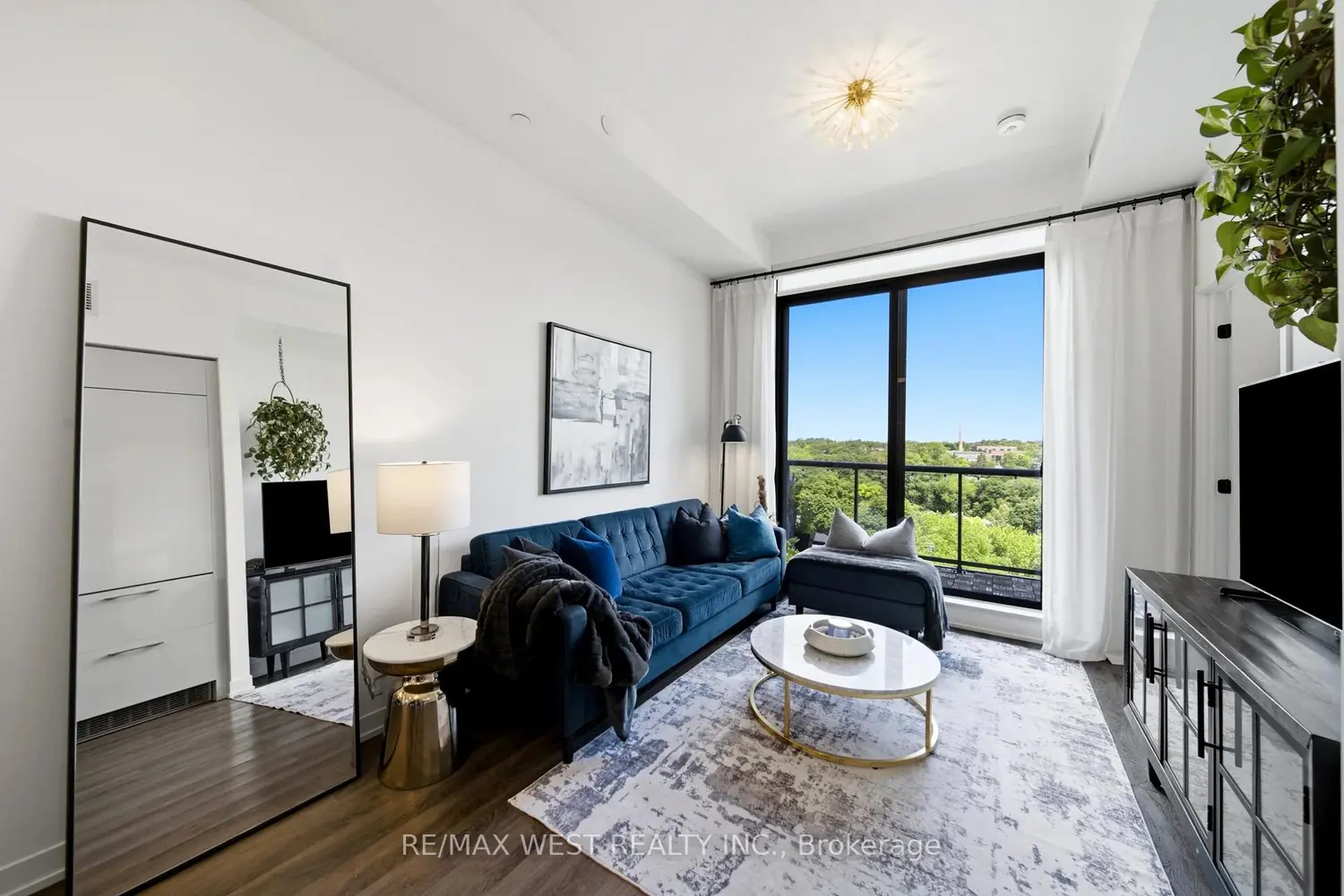 2118 Bloor Street 709 photo 2