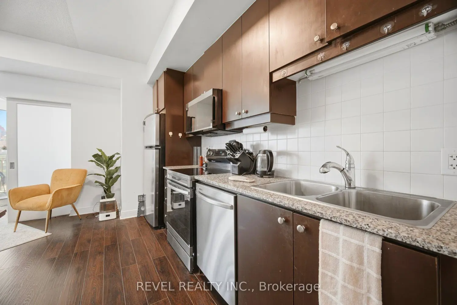 50 Absolute Avenue 707 photo 4