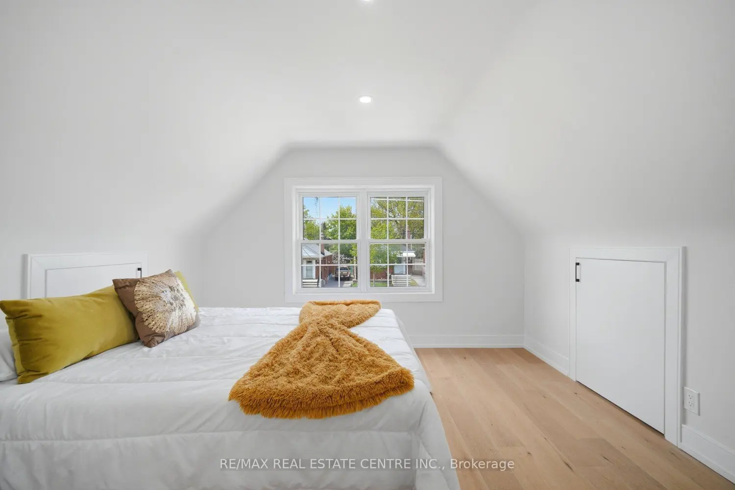 109 Glencrest Boulevard photo 4