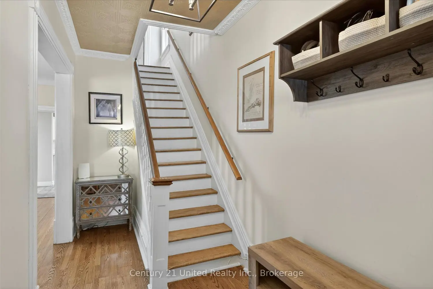 587 Gilmour Street photo 2