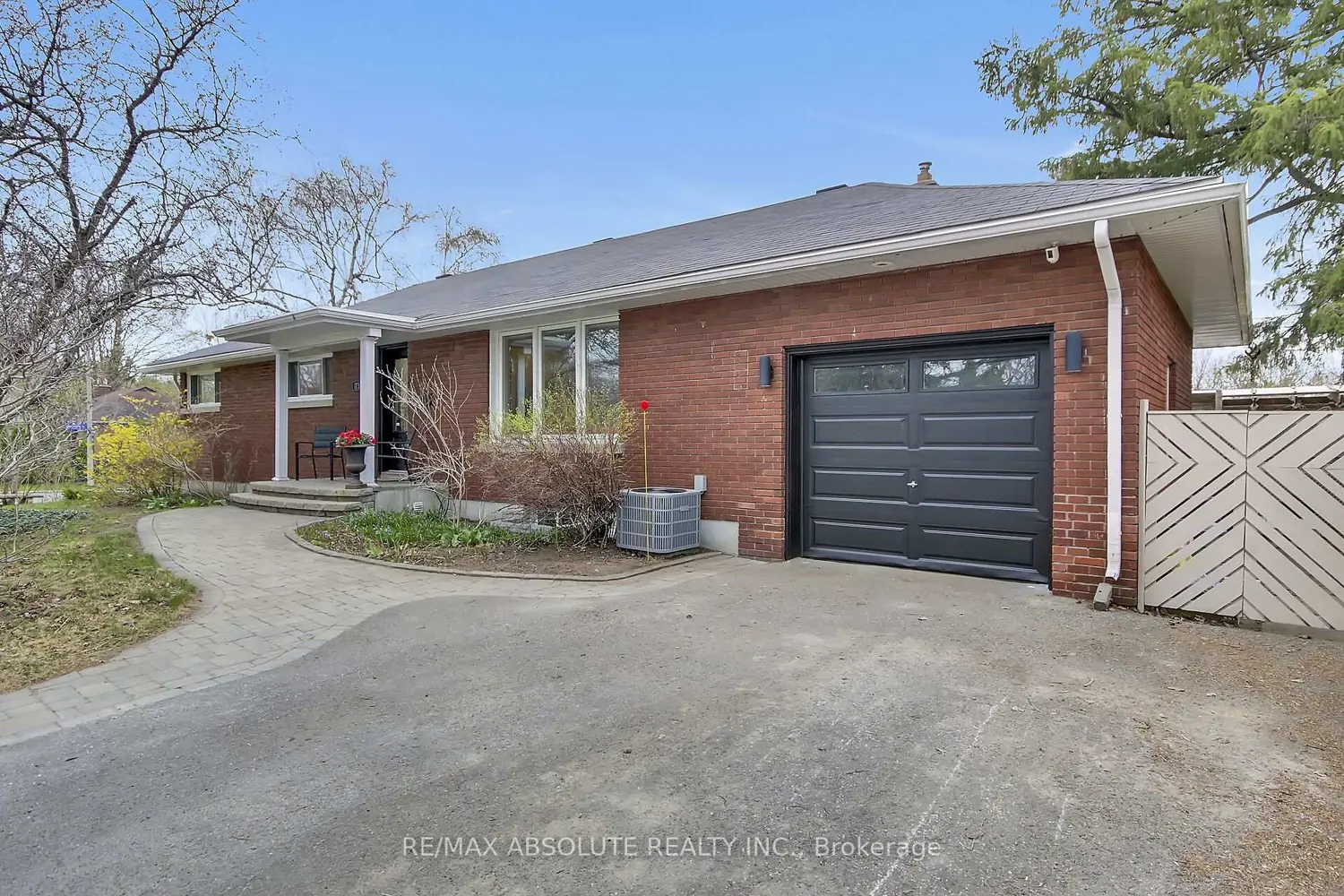 731 Dovercourt Avenue photo 2