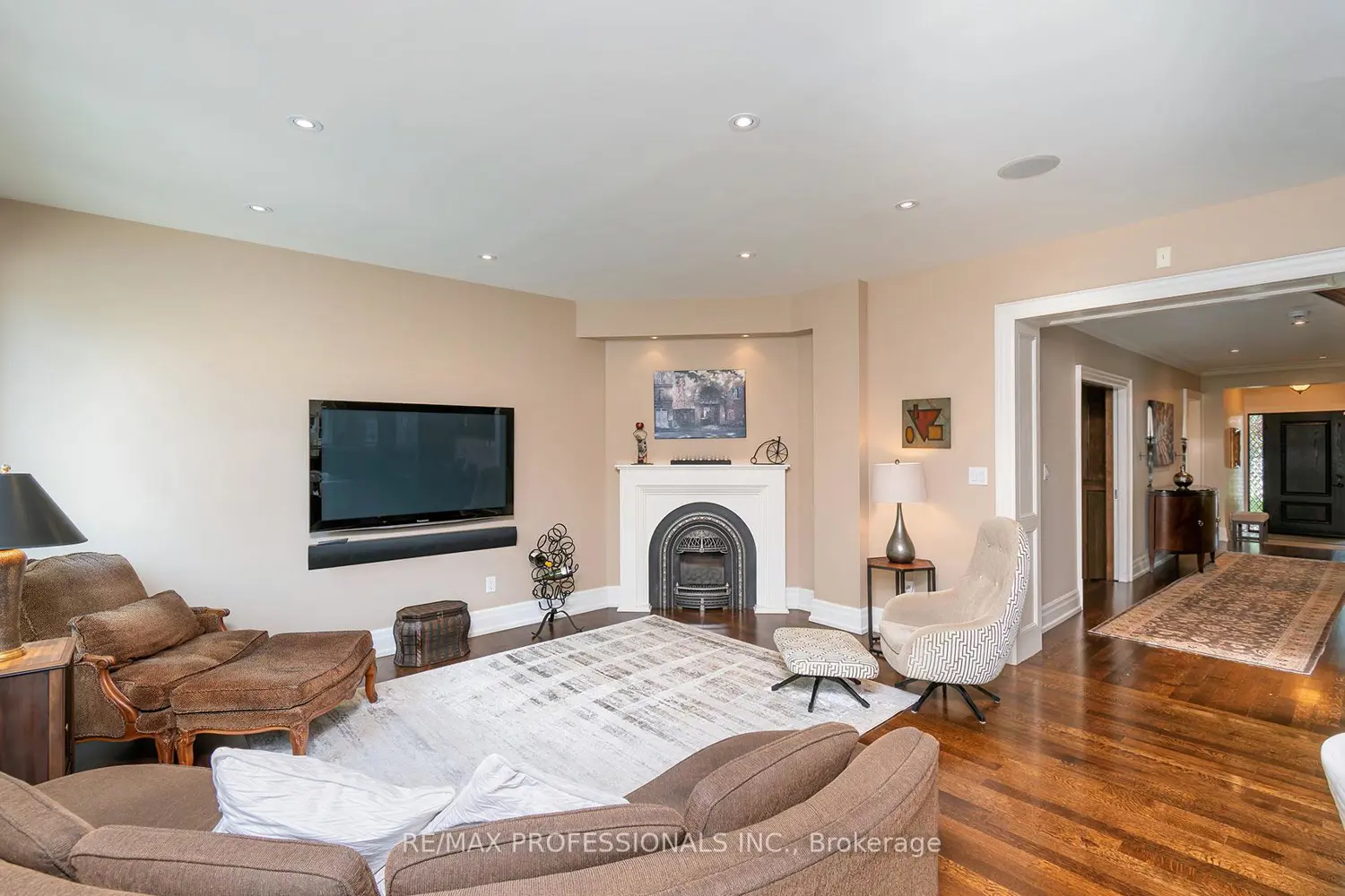 376 Prince Edward Drive photo 2
