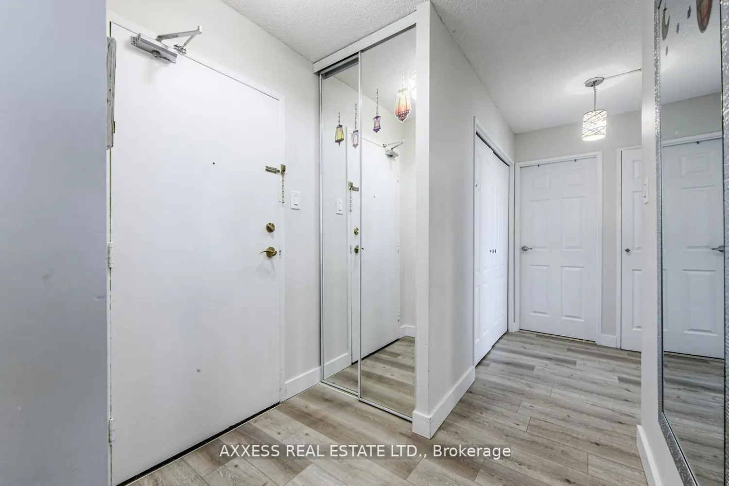 3590 Kaneff Crescent 609 photo 2