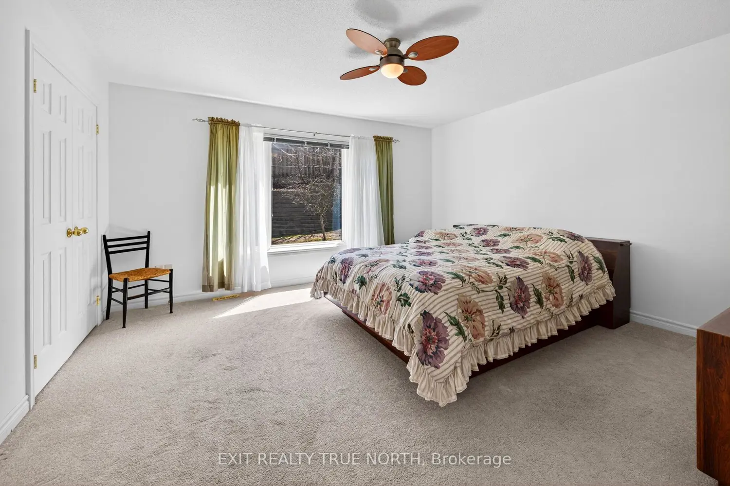 1021 Whitney Crescent photo 4