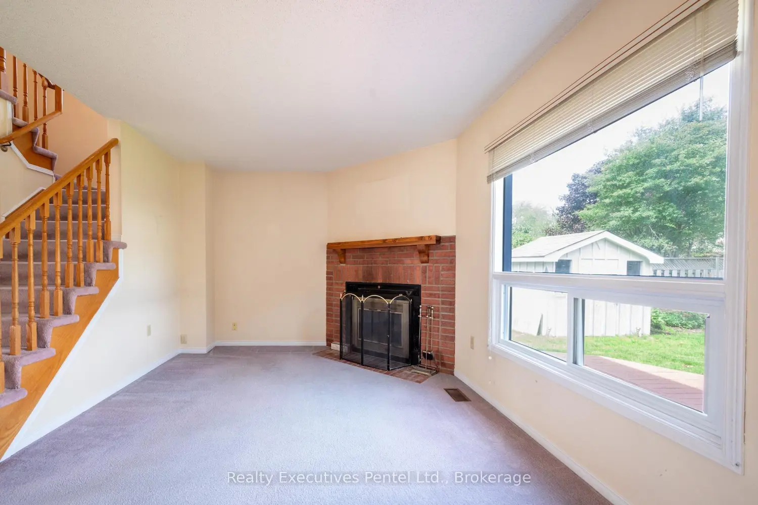 949 Cornell Crescent photo 4