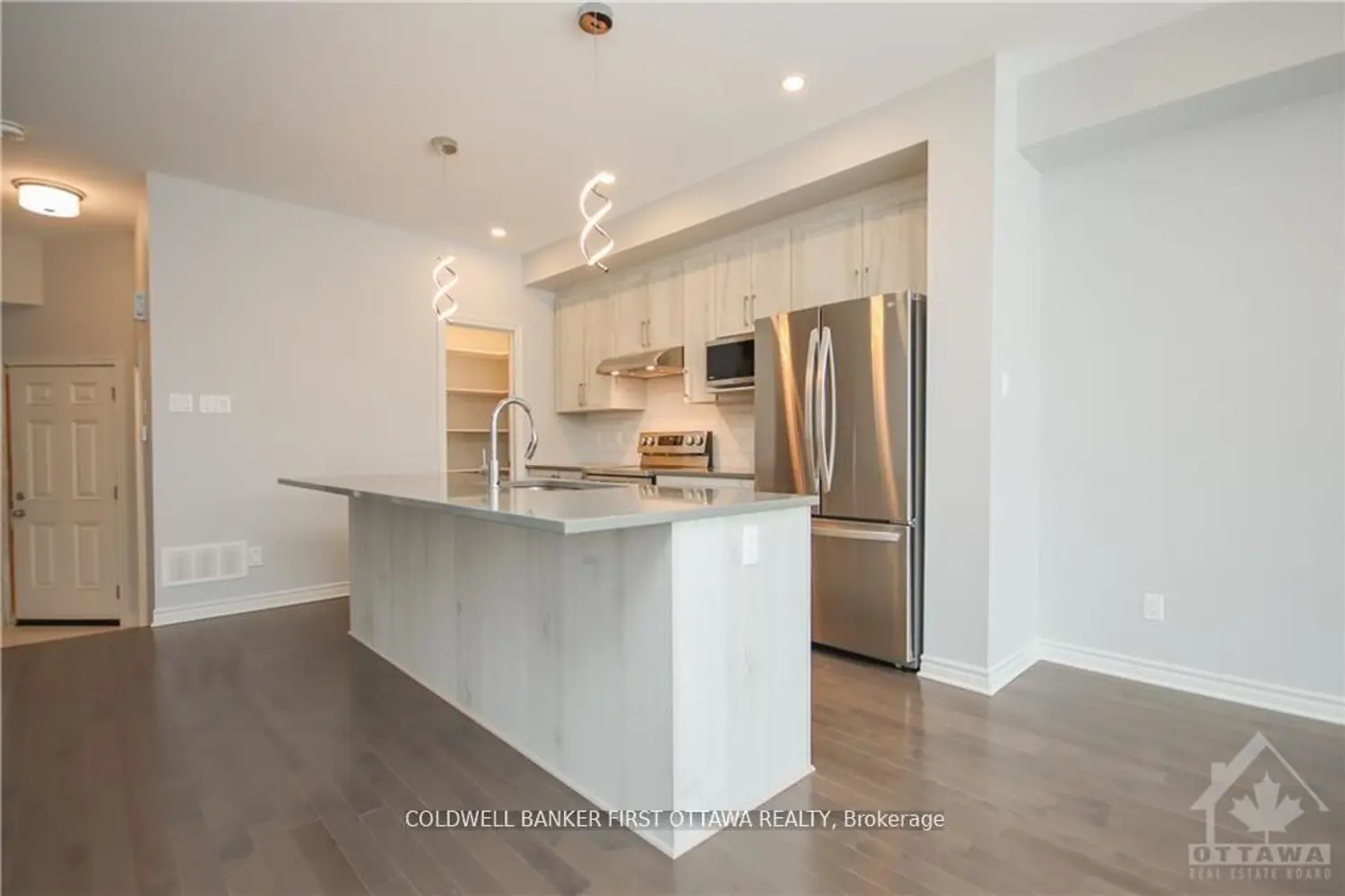 144 Angelonia Crescent photo 3