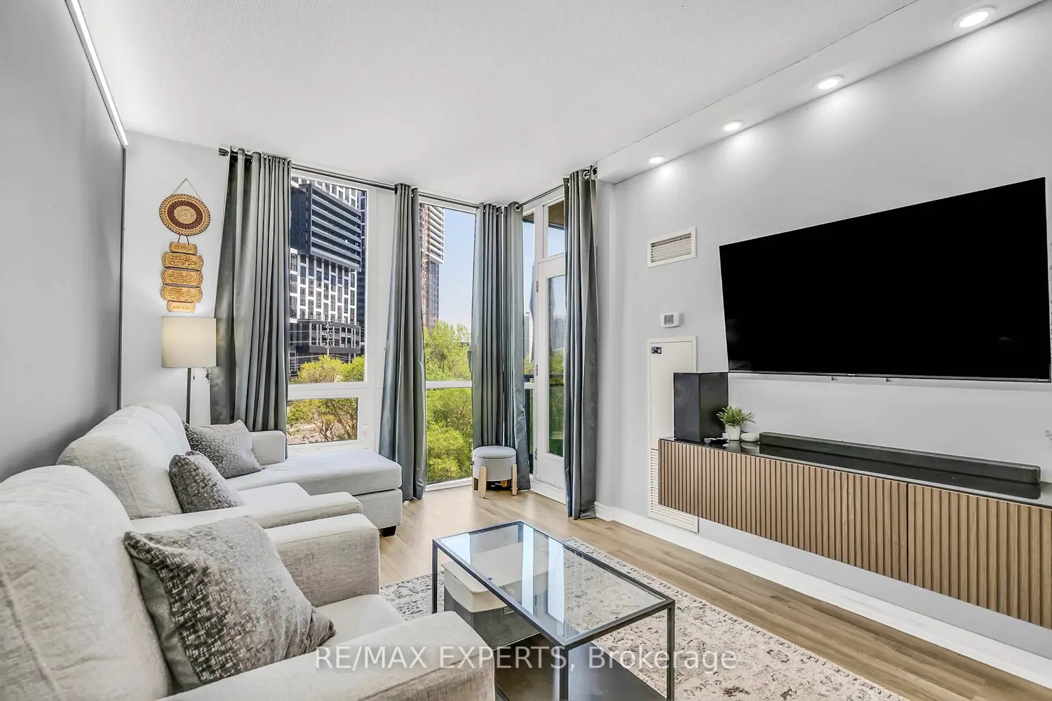 220 Burnhamthorpe Road 401