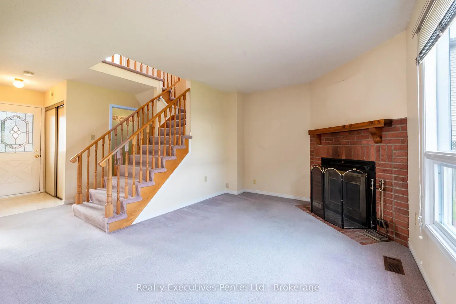 949 Cornell Crescent photo 5