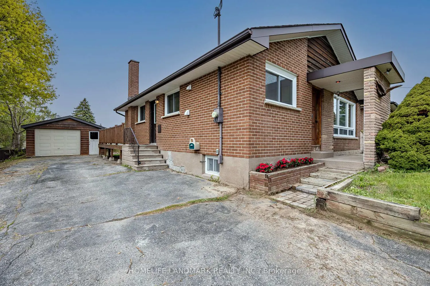 500 Larry Avenue photo 3
