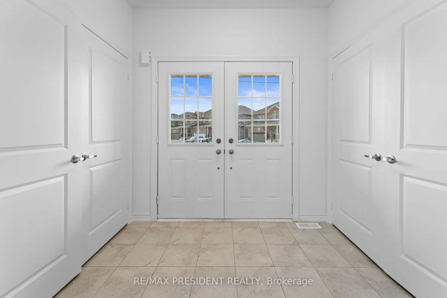 335 Russell Street photo 2