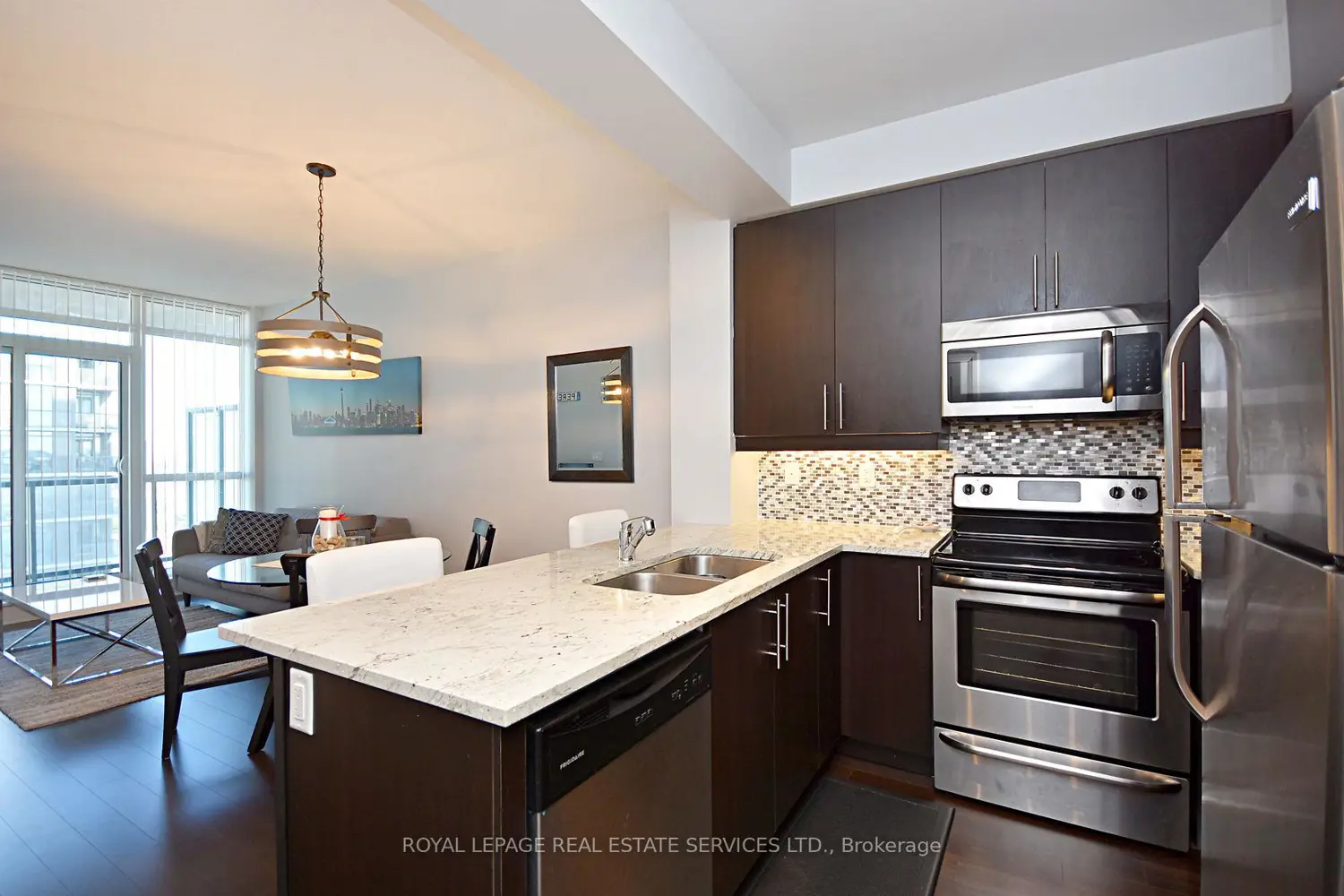 1185 The Queensway 901 photo 3