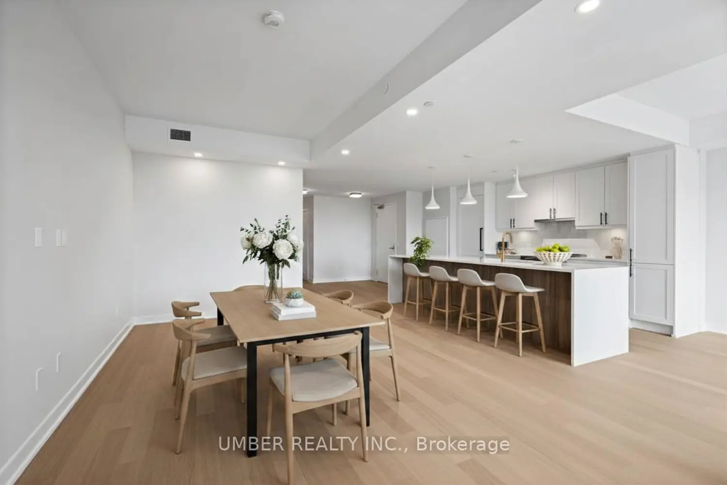 360 Deschâtelets Avenue 706