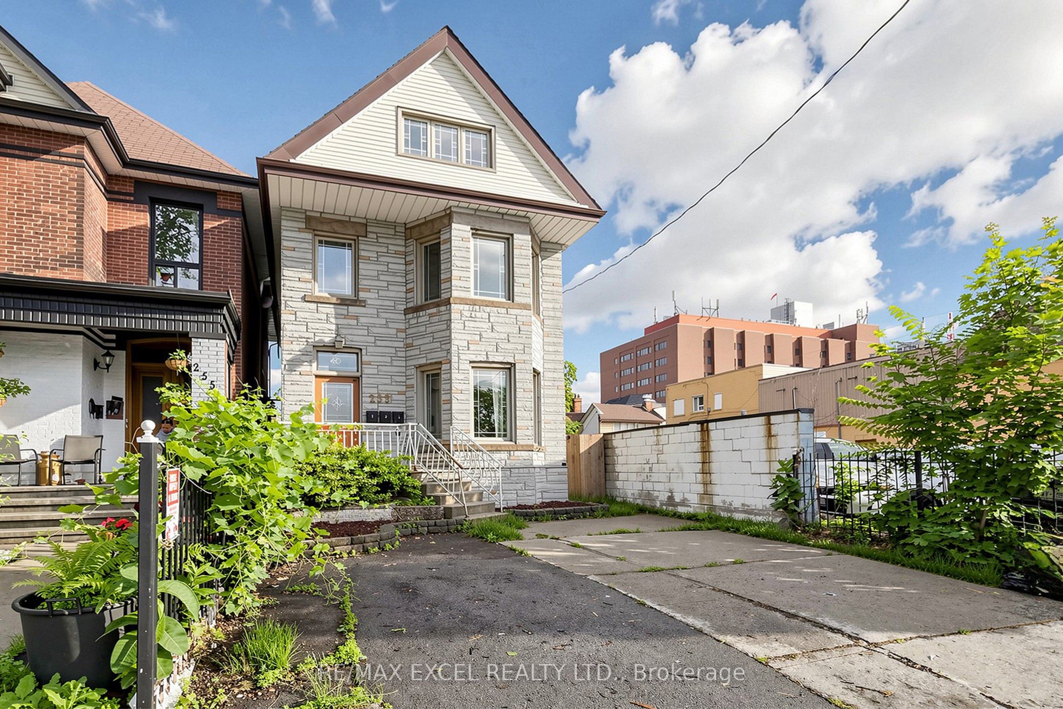 Main-259 Victoria Avenue N, Hamilton, ON, L8L 5G3
