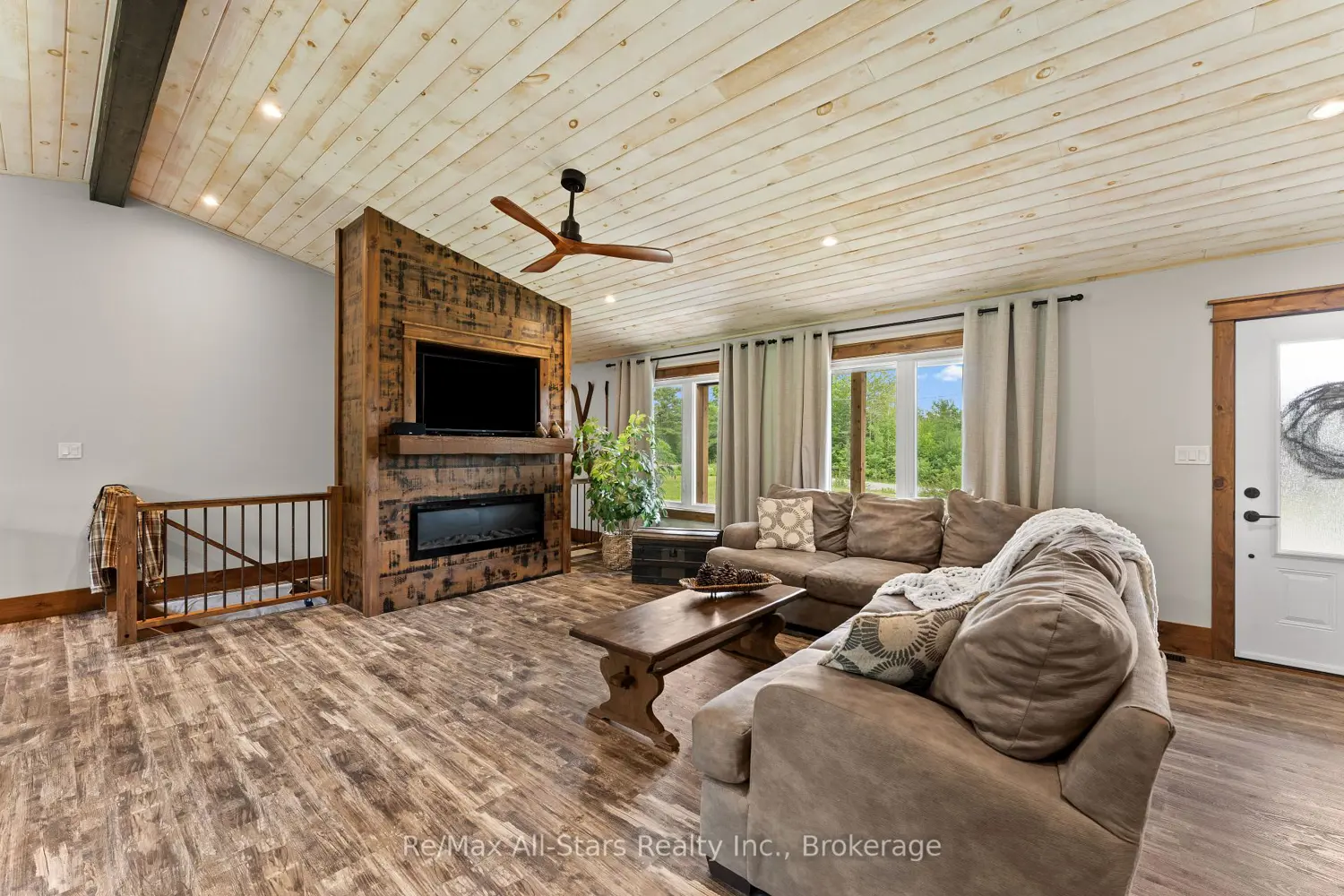 86 Ellwood Crescent photo 3