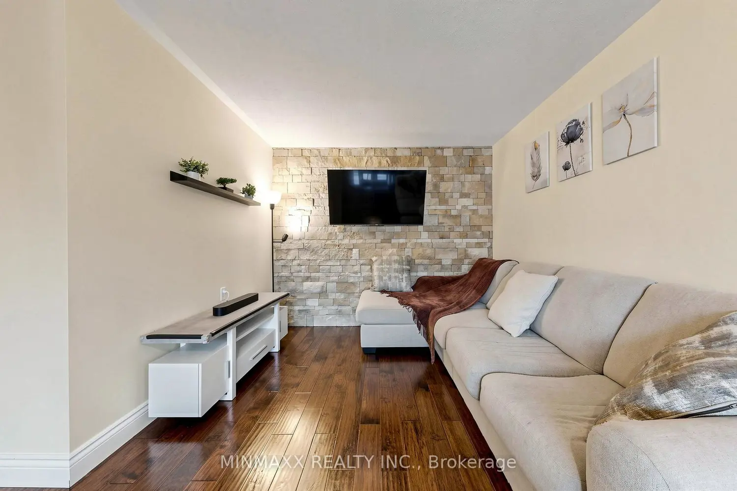636 Frank Place photo 3